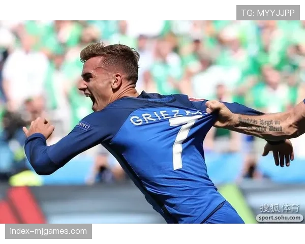 特写瞬间：格列兹曼罚入关键点球后，面向客队看台的滑跪庆祝