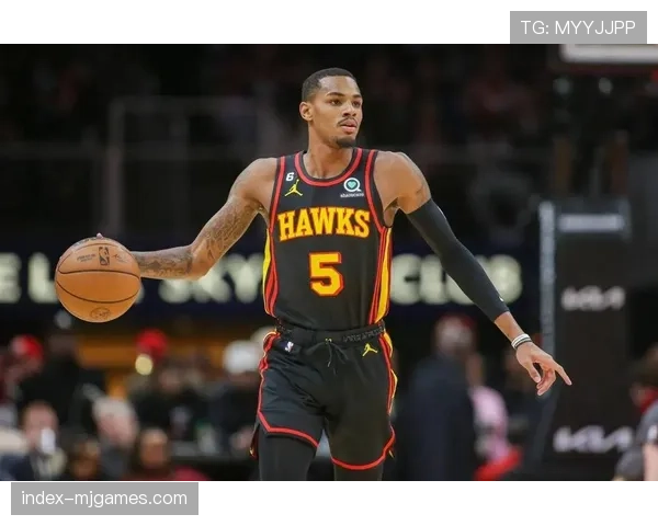 特写镜头：德章泰·穆雷命中压哨绝杀后，与特雷·杨在技术台相拥